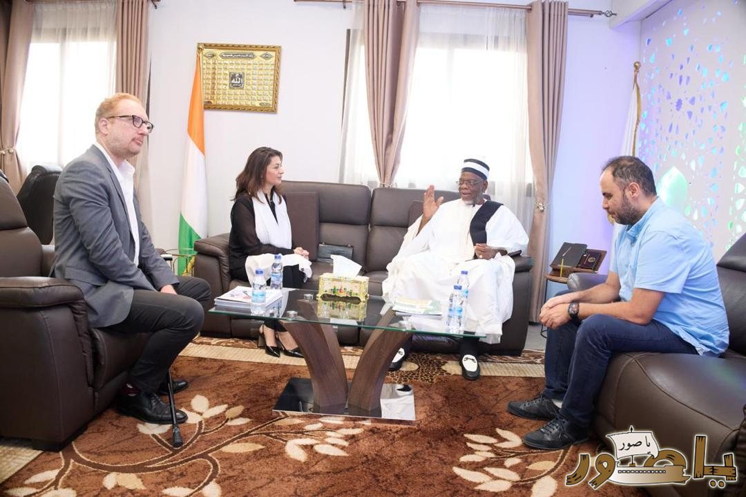 سفيرة لبنان تقود وفدا من الجالية اللبنانية في كوت ديفوار لتقديم 500 حصة غذائية إلى مجلس الأئمة (COSIM) في لفتة إنسانية