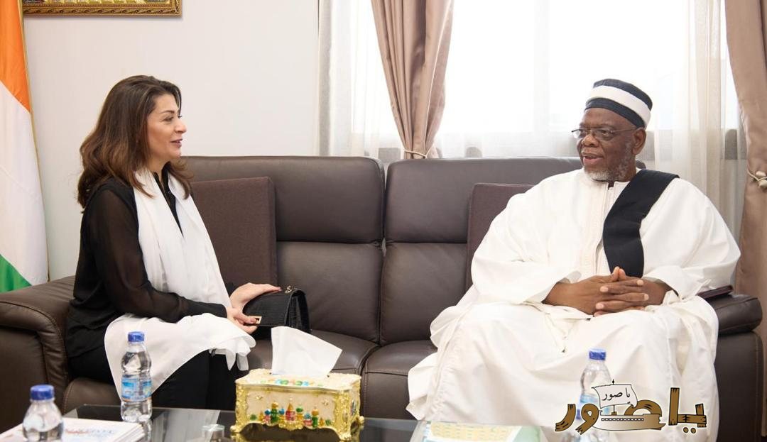 سفيرة لبنان تقود وفدا من الجالية اللبنانية في كوت ديفوار لتقديم 500 حصة غذائية إلى مجلس الأئمة (COSIM) في لفتة إنسانية