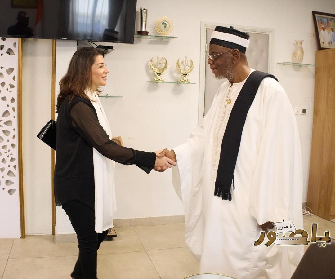 سفيرة لبنان تقود وفدا من الجالية اللبنانية في كوت ديفوار لتقديم 500 حصة غذائية إلى مجلس الأئمة (COSIM) في لفتة إنسانية
