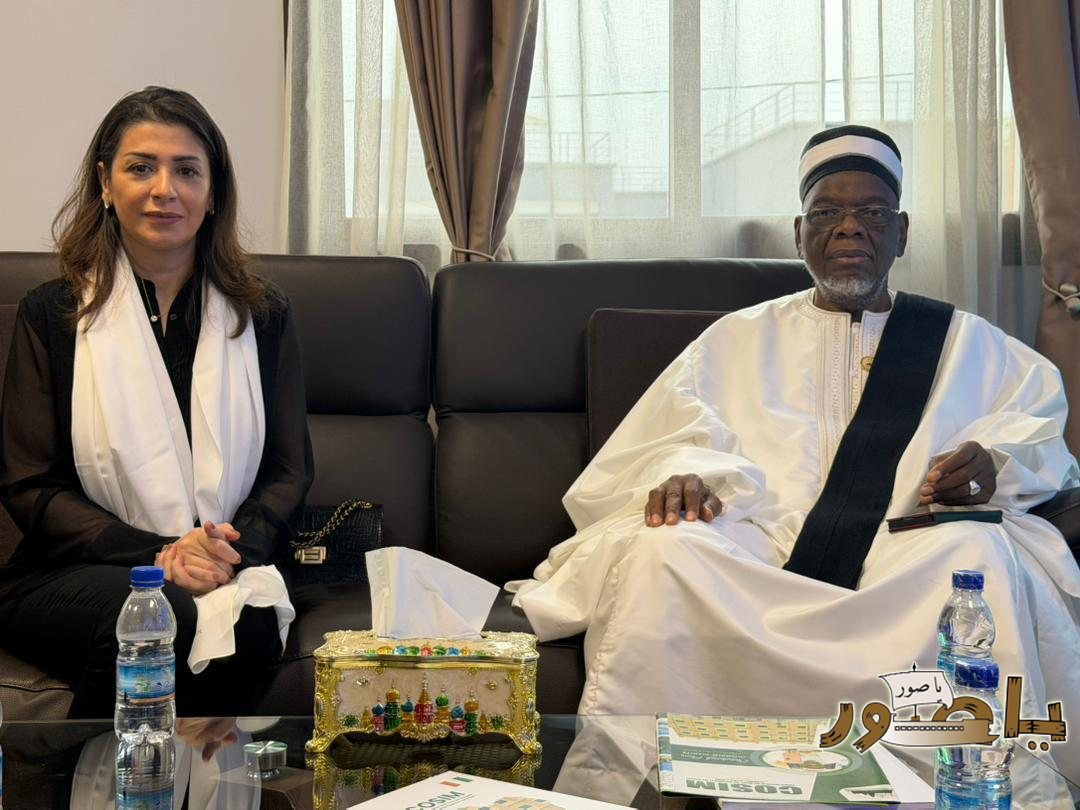 سفيرة لبنان تقود وفدا من الجالية اللبنانية في كوت ديفوار لتقديم 500 حصة غذائية إلى مجلس الأئمة (COSIM) في لفتة إنسانية