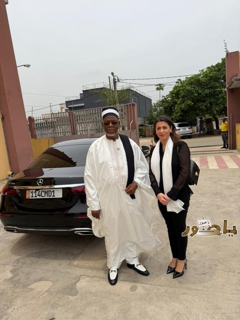 سفيرة لبنان تقود وفدا من الجالية اللبنانية في كوت ديفوار لتقديم 500 حصة غذائية إلى مجلس الأئمة (COSIM) في لفتة إنسانية