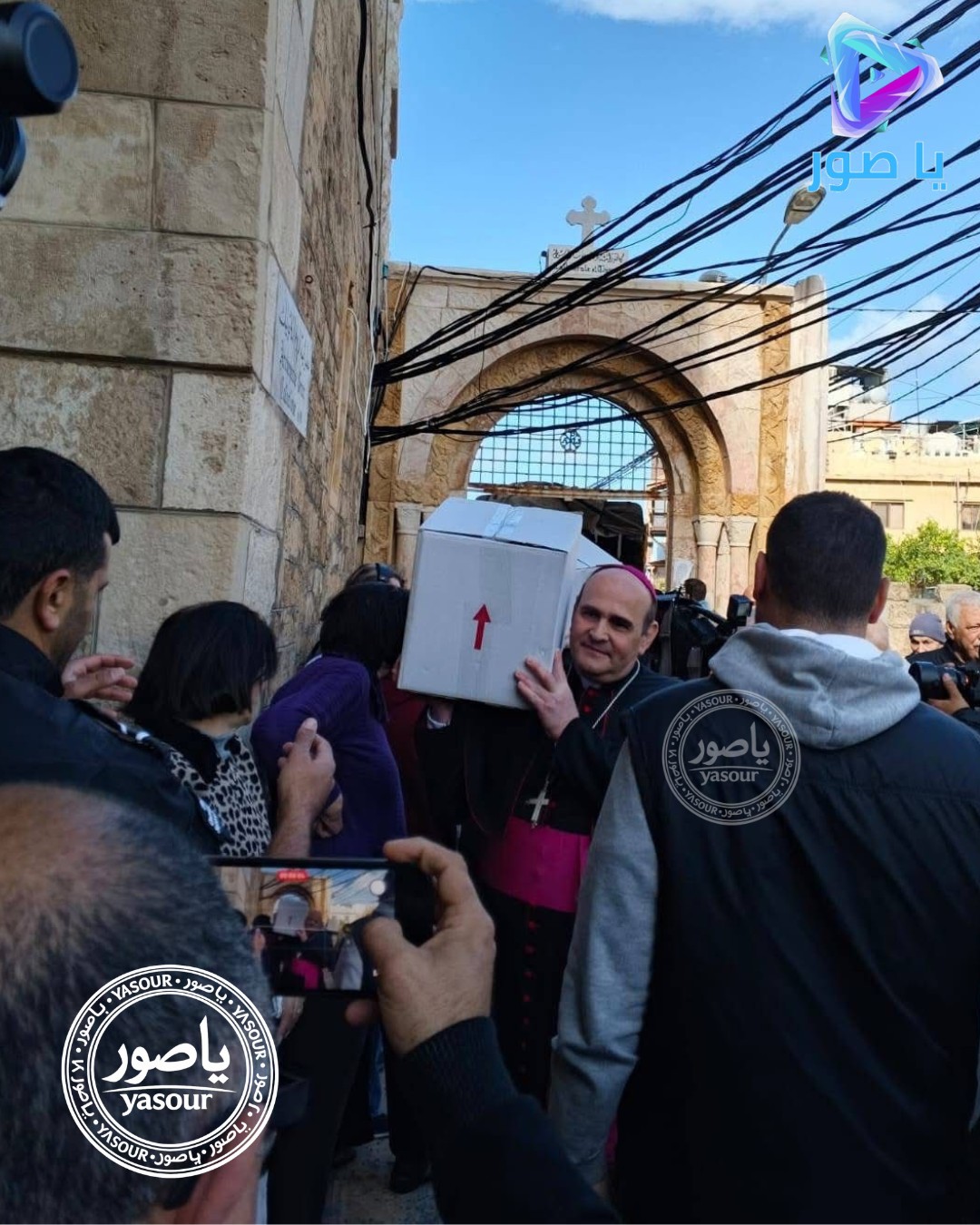 في مشهد إنساني مؤثر في مدينة صور، لم تقتصر المساعدة على وصول القوافل، بل تجسدت بالفعل على الأرض