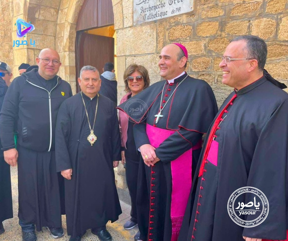 في مشهد إنساني مؤثر في مدينة صور، لم تقتصر المساعدة على وصول القوافل، بل تجسدت بالفعل على الأرض