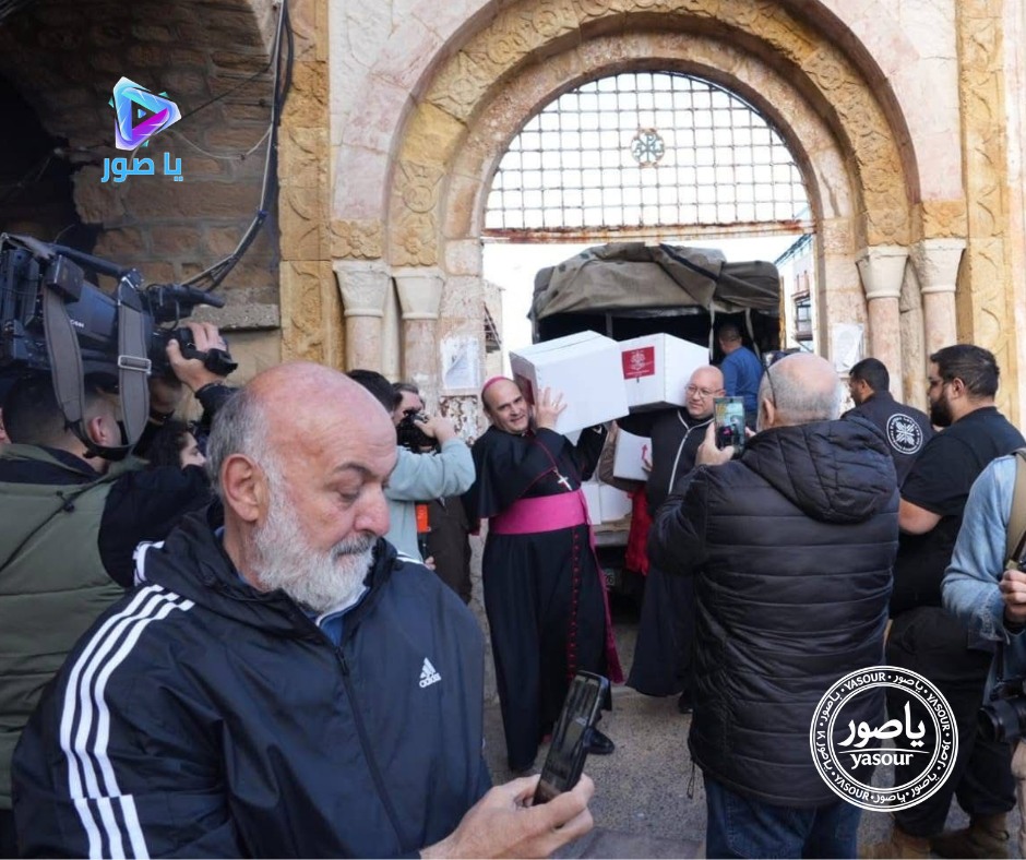 في مشهد إنساني مؤثر في مدينة صور، لم تقتصر المساعدة على وصول القوافل، بل تجسدت بالفعل على الأرض