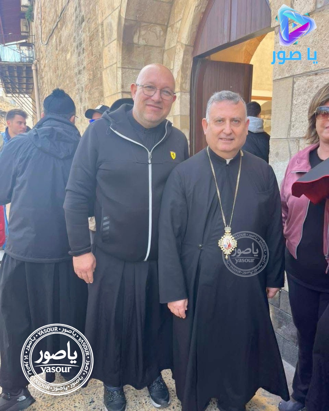 في مشهد إنساني مؤثر في مدينة صور، لم تقتصر المساعدة على وصول القوافل، بل تجسدت بالفعل على الأرض