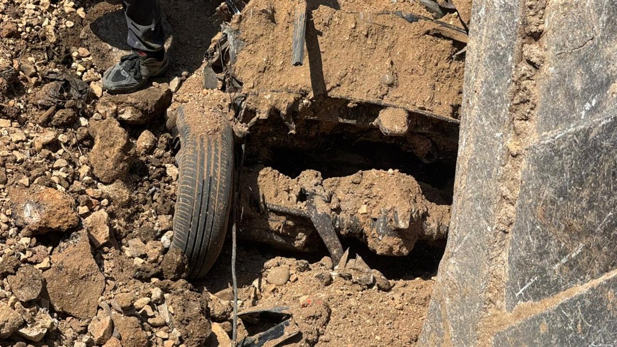 فرق الدفاع المدني والاسعاف تمكنت قبل قليل من العثور على السيارة المفقودة في محلة جسر القاسمية الساحل