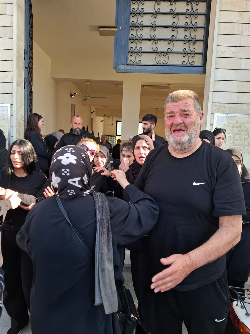 مدينة صور شيعت السيدة اخلاص قصاب زوجة السيد فضل حجازي التي ارتقت متأثرة بجراح اصيبت بها جراء الغارة 