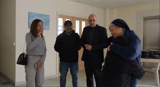 الراهبة الاخت ريتا خوري تستقبل النازحين في دير المطلة بمحبة واحترام ودون تمييز