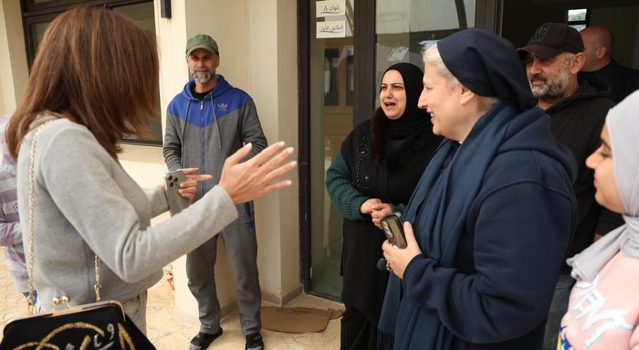 الراهبة الاخت ريتا خوري تستقبل النازحين في دير المطلة بمحبة واحترام ودون تمييز