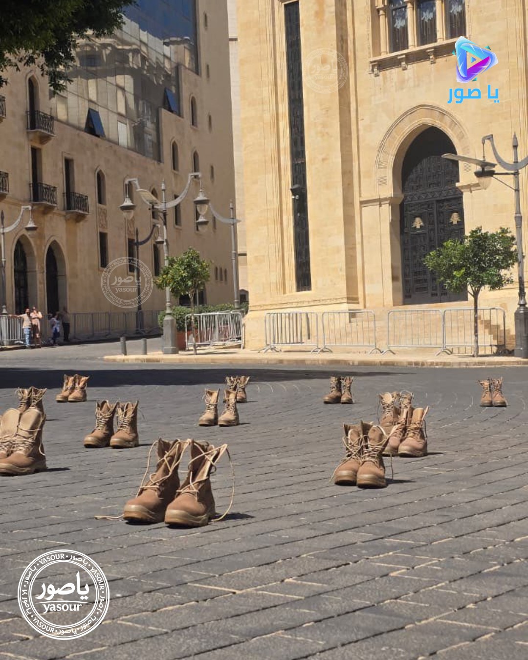 أهالي ش.hداء الجيش اللبناني يضعون أحذية أبنائهم العسكريّة أمام مجلس النوّاب 1