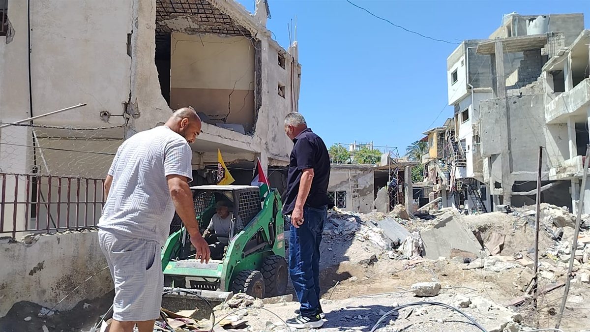 حركة فتح في مخيم البص تزيل الركام وتفتح الطرقات أمام المنازل المتضررة جراء العدوان الإسرائيلي