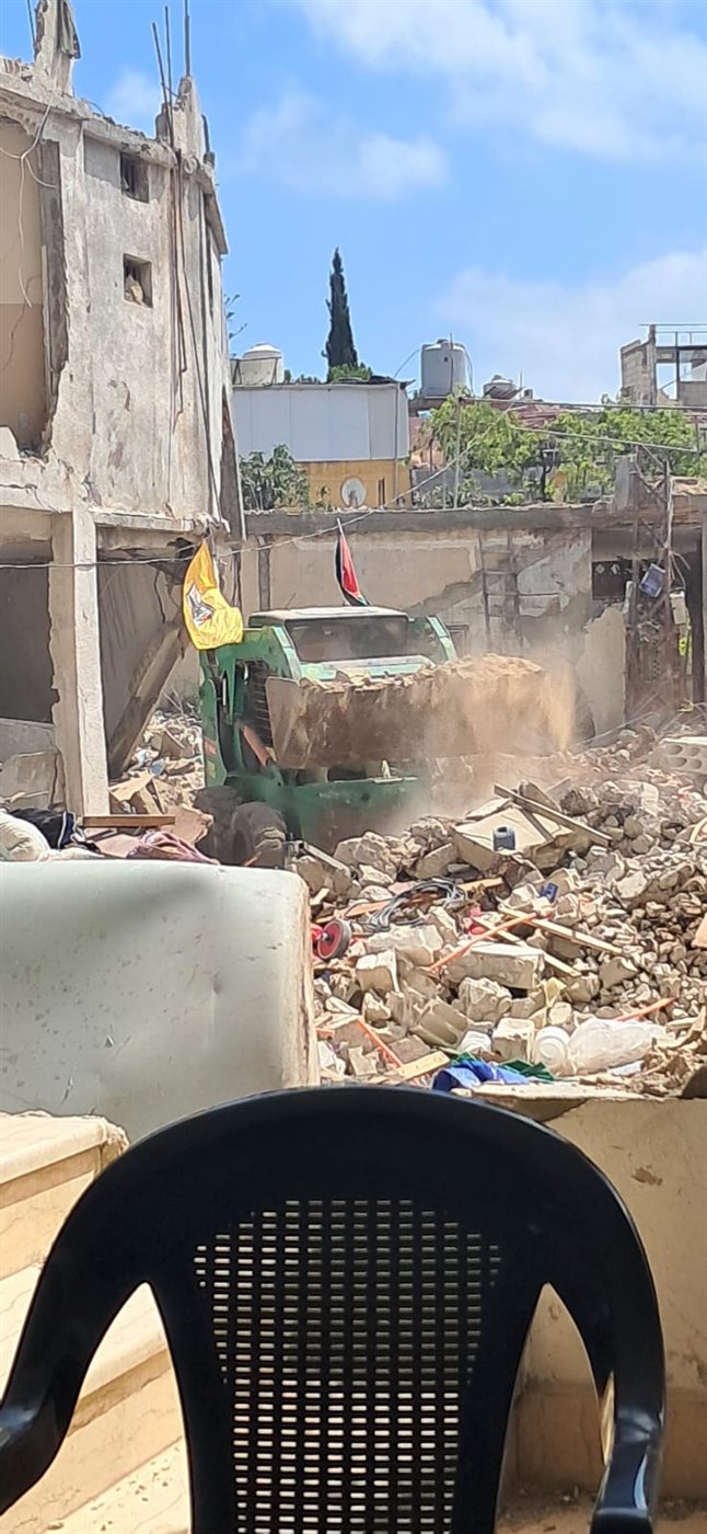 حركة فتح في مخيم البص تزيل الركام وتفتح الطرقات أمام المنازل المتضررة جراء العدوان الإسرائيلي