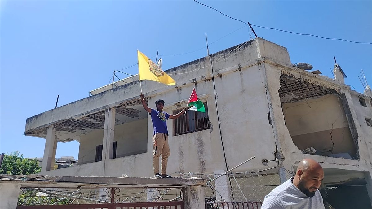حركة فتح في مخيم البص تزيل الركام وتفتح الطرقات أمام المنازل المتضررة جراء العدوان الإسرائيلي