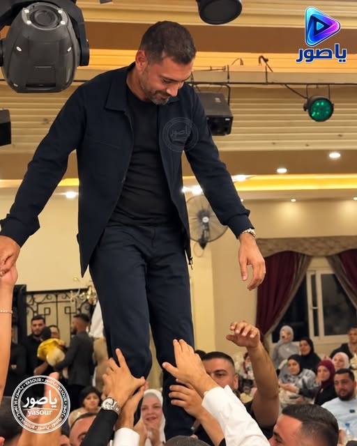احمد الخير محمولاً على الاكتاف في المنية في احدى المناسبات