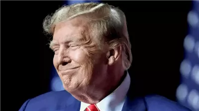 بالصور.. مصارع مزّق ثيابه تعبيرًا عن تأييده لترامب