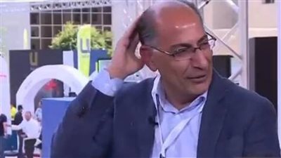 مباشرة على الهواء.. لوحة تسقط على رأس وزير (فيديو)