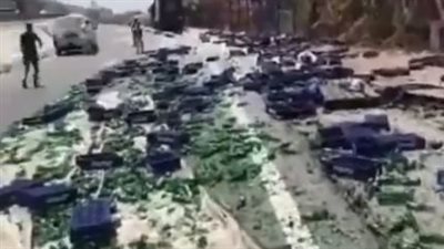 بالفيديو: اوتوستراد مقفل بسبب إنقلاب شاحنة مشروبات غازية