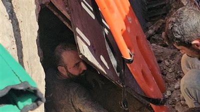 بالصور: انزلاق ردميات يطمر عاملين داخل حفرية في البازورية وفرق الاسعاف تتدخل