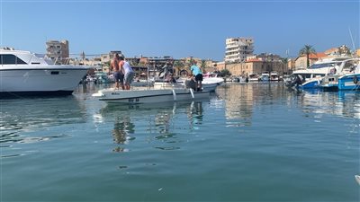 بالصور: انقاذ مركب من الغرق في ميناء صور 
