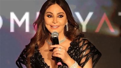  إليسا تمازح أحد المعجبين في حفلها وترد بعفوية: 