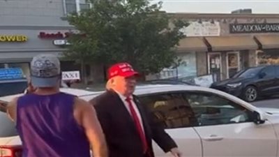 شاهدوا بالفيديو... شبيه ترامب يتجوّل في الشوارع واضعا ضمادة على أذنه!