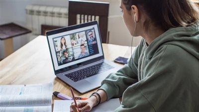 التلاميذ النازحون صامدون… “أونلاين”!
