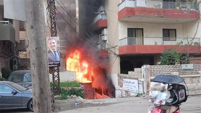 حريق كبير في مخزن للخردة ويهدد مبنى بالسقوط