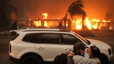 أزمة حرائق كاليفورنيا.. رجال إطفاء يستخدمون حقائب النساء!