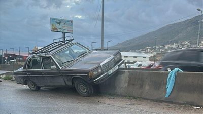 انحراف سيارة وارتطامها بفاصل اسمنتي