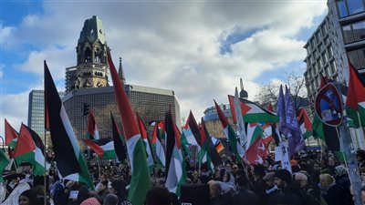  وقفة تضامنية حاشدة أمام الكنيسة التاريخية في برلين
