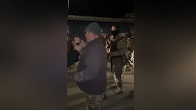 بالفيديو: قطع الطريق الدولي بين لبنان وسوريا احتجاجاً على مداهمات الجيش
