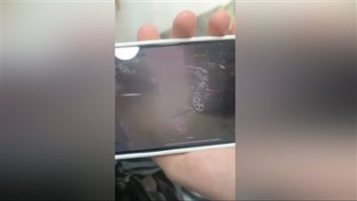 عصابة مسلّحة تعتدي على شاب وتسلبه (فيديو)