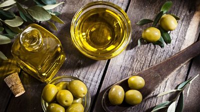 زيت الزيتون.. مفتاح الصحة وطول العمر