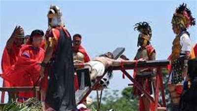 في الفيليبين.. مُجسّد دور المسيح صُلِب للمرة الأخيرة خلال مراسم الجمعة العظيمة