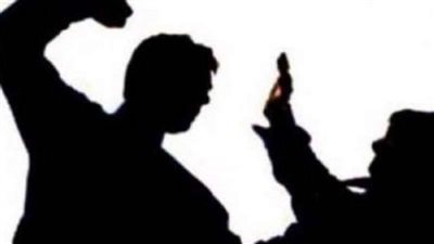 على مرأى من والدته.. انهال ضرباً وركلاً على أبيه وكاميرا توثق ما حصل