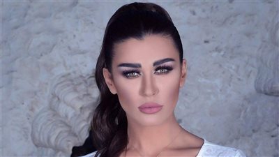 نادين الراسي تطل بفستان شفاف مستوحى من الطبيعة: بدك تعيش الحياة أو بدك تعيش للمصاري؟! (صور)