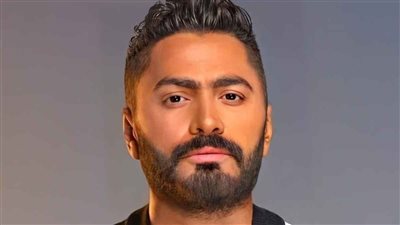 أطل بشعر مستعار وسلاسل ذهبية ضخمة.. تامر حسني يُفاجئ الجمهور بشكله الغريب (فيديو)