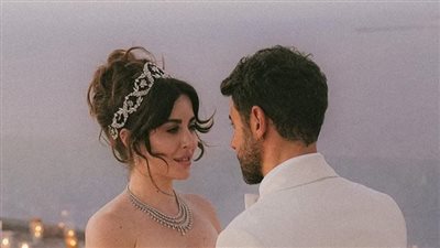 ركع أمامها وقبلها.. هكذا احتفلت سارة أبي كنعان ووسام فارس بعيد زواجهما الأول (فيديو)