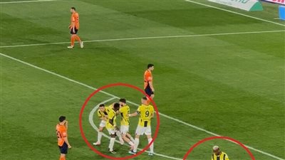 في الدوري التركي.. حادثة غريبة تحصل بين لاعبين من الفريق نفسه (فيديو)