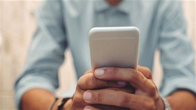 إليكم عواقب استخدام الهاتف في المرحاض