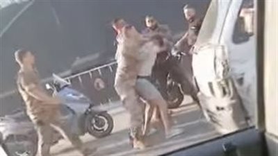 بالفيديو: إشكال يُسفر عن إصابة عسكري أثناء محاولته فضّ النزاع