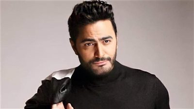 مُعجبة تخطف قبلة من تامر حسني.. شاهدوا ماذا فعل (فيديو)