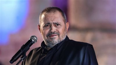 بدا منزعجاً جداً.. شاهدوا ماذا فعل جورج وسوف مع إحدى المعجبات على المسرح (فيديو)