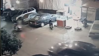 بالفيديو: سرقة دراجة نارية بلمح البصر من أمام أحد المقاهي