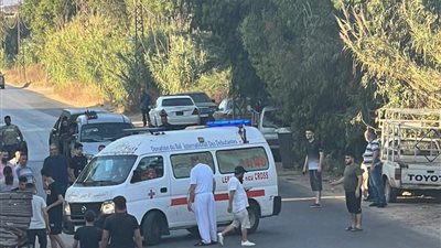 سقوط اصابات جراء حادث سير مروع بين فان لنقل الركاب ودراجة نارية