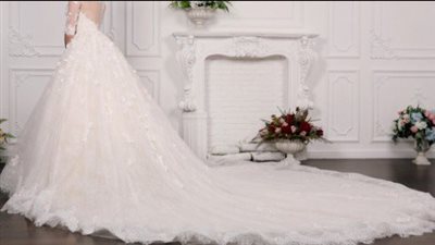 بفستان زفاف أبيض.. فنانة شهيرة تُثير الجدل بإطلالتها الأخيرة (صورة)