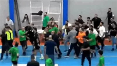 بالصور.. عراك واعتداء على حكم خلال مباراة رياضية في لبنان