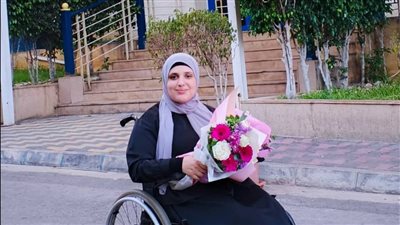 فاطمة أبو عيد التي صنعت بيديها الأمل،عانت من الشلل ولكن بدعم والدتها وإصرارها وصلت إلى النجاح الباهر