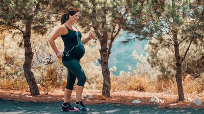 المشي للحامل.. مفتاح الراحة والولادة الطبيعية