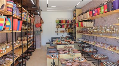 عالم الجمال والفخامة عند l'éclat des pierres: تشكيلات مميّزة من الأحجار الكريمة النادرة والحقائب المصنوعة يدويًّا